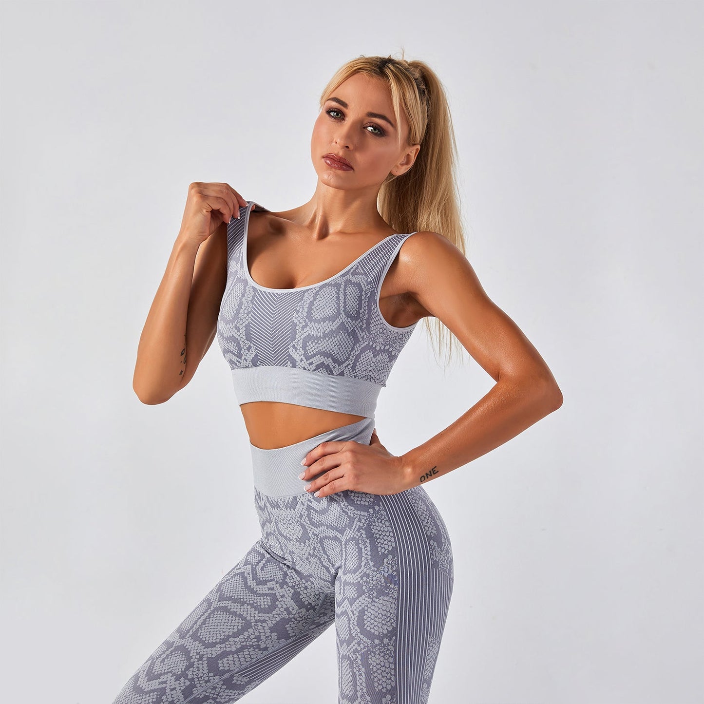 Seamless Gym Yoga Set Sports Bra & Leggings Snake Print for Women