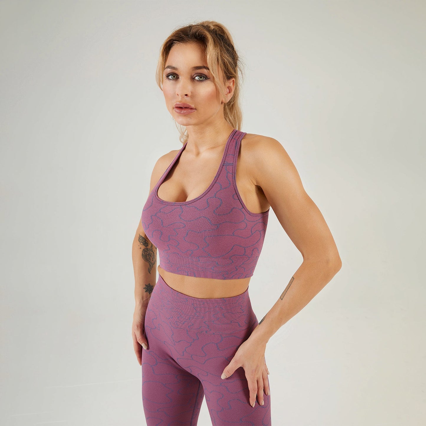 Seamless Gym Yoga Set Striped Sports Bra & Leggings for Women